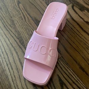 Gucci Pink rubber slides size 39